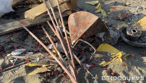 ▲四聯境普濟殿「王巡醮」，10日在漁光島月牙灣舉行送王儀式燒王船，王船在陣頭、神轎、信眾護持下前往科儀地點。（圖／記者林東良翻攝，下同）