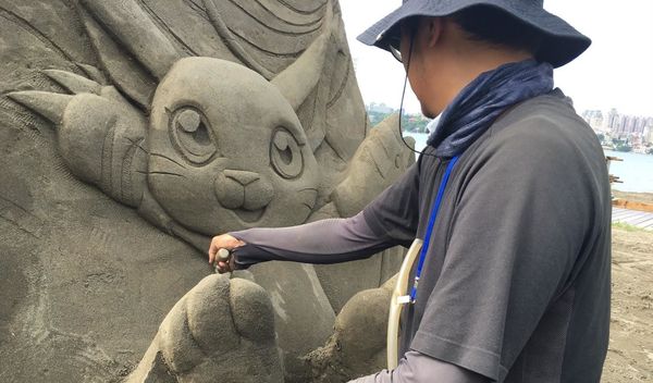 ▲「2025八里城市沙雕展」3米高的主雕正由沙雕師雕刻中。（圖／新北市高灘處提供）