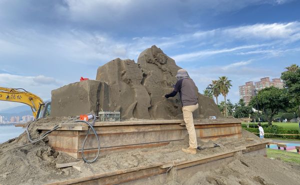 ▲「2025八里城市沙雕展」3米高的主雕正由沙雕師雕刻中。（圖／新北市高灘處提供）