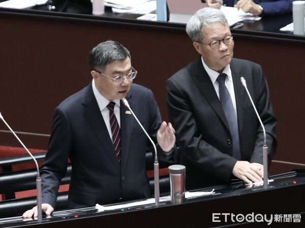 ▲卓榮泰12日在立法院備詢，一旁的是政委陳金德 。（圖／記者屠惠剛攝）