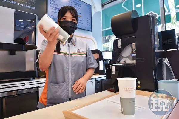 統一手搖茶飲店的工作人員，身穿經典的小七配色制服。