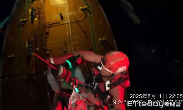 ▲▼空勤總隊出動直升機，在宜蘭外海吊掛陸籍傷患，前往花蓮就醫。（圖／翻攝自空勤總隊)