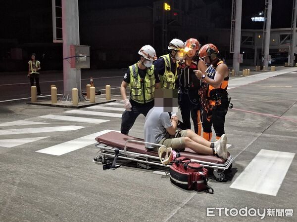 ▲▼空勤總隊出動直升機，在宜蘭外海吊掛陸籍傷患，前往花蓮就醫。（圖／翻攝自空勤總隊)