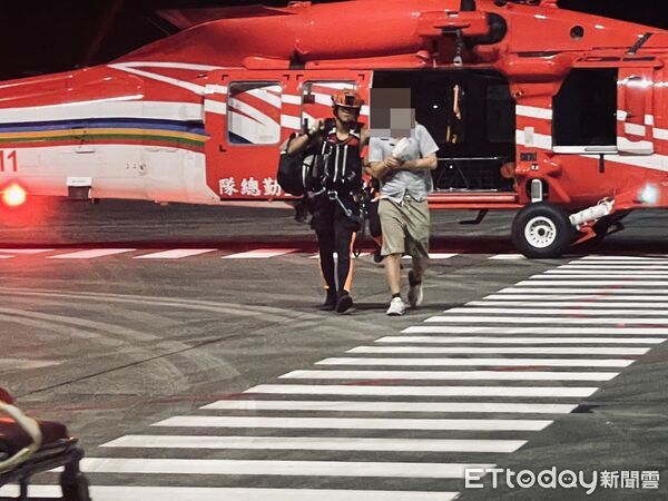 ▲▼空勤總隊出動直升機，在宜蘭外海吊掛陸籍傷患，前往花蓮就醫。（圖／翻攝自空勤總隊)