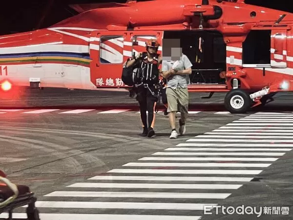 ▲▼空勤總隊出動直升機，在宜蘭外海吊掛陸籍傷患，前往花蓮就醫。（圖／翻攝自空勤總隊)