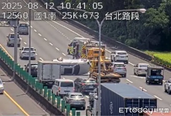 ▲▼1輛汽車翻覆橫躺路中導致車流回堵嚴重。（圖／翻攝自1968即時路況）