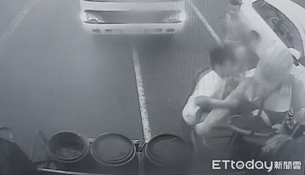 ▲新營區蘇姓清潔隊員在收運垃圾時遭1名男子出拳毆打，環保局已向警方提告，絕不容忍暴力行為。（記者林東良翻攝）