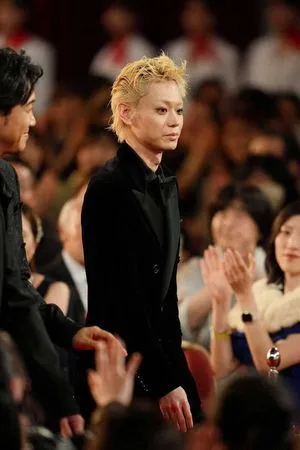 ▲▼菅田將暉染金髮金眉造型一度遭嫌，直到《玻璃之心》播了網友全改觀。（圖／翻攝自X）