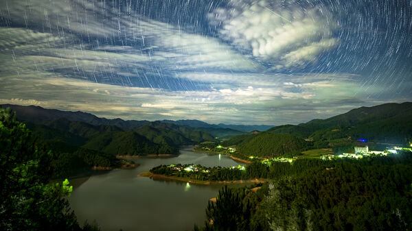 ▲大陸各地攝影愛好者拍下的2024英仙座流星雨瞬間。（圖／CFP）