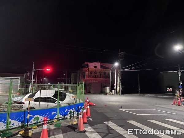 ▲學甲警巡經台17線與174線路段，發現吳男自撞施工工地，現場查獲K他命與酒駕事證依法送辦。（民眾提供，下同）