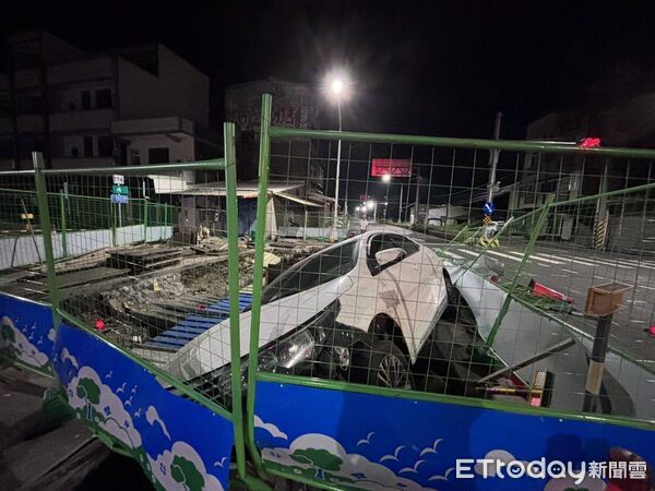 ▲學甲警巡經台17線與174線路段，發現吳男自撞施工工地，現場查獲K他命與酒駕事證依法送辦。（民眾提供，下同）