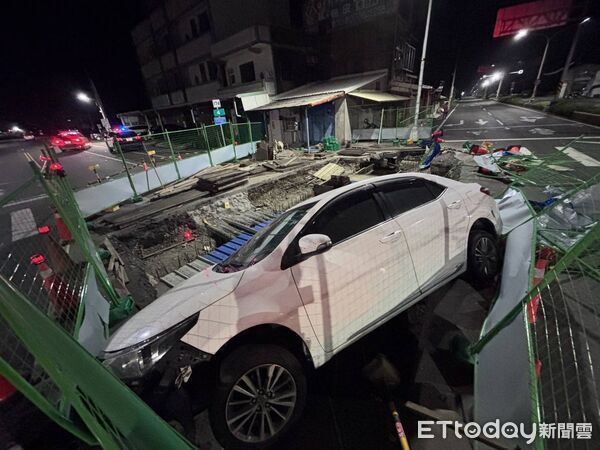 ▲學甲警巡經台17線與174線路段，發現吳男自撞施工工地，現場查獲K他命與酒駕事證依法送辦。（民眾提供，下同）