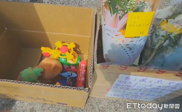 ▲▼5月大男嬰車禍身亡，民眾不捨獻花哀悼。（圖／記者陳洋翻攝)