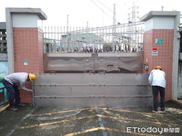 ▲台電台南區處、新營區處成立緊急應變小組，全面盤點人力物資應對颱風楊柳。（記者林東良翻攝，下同）