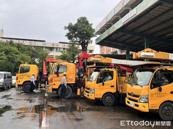 ▲台電台南區處、新營區處成立緊急應變小組，全面盤點人力物資應對颱風楊柳。（記者林東良翻攝，下同）