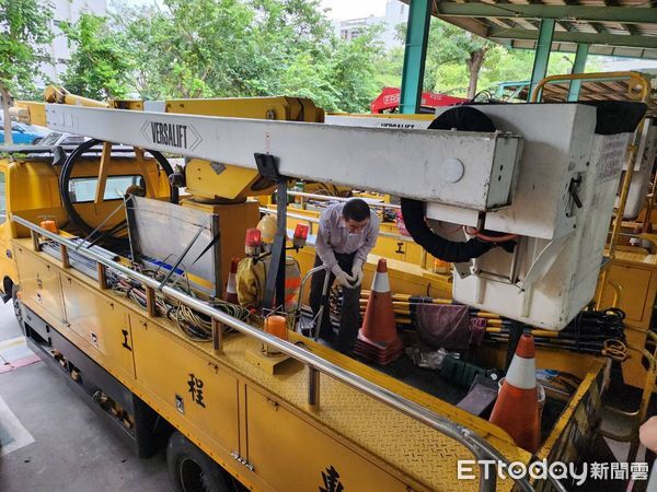 ▲台電台南區處、新營區處成立緊急應變小組，全面盤點人力物資應對颱風楊柳。（記者林東良翻攝，下同）