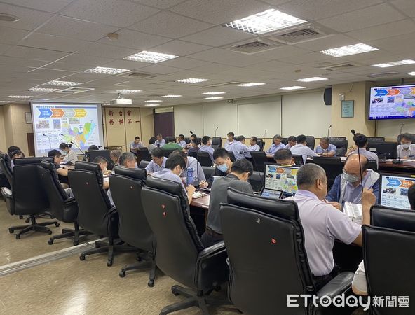 ▲台電台南區處、新營區處成立緊急應變小組，全面盤點人力物資應對颱風楊柳。（記者林東良翻攝，下同）