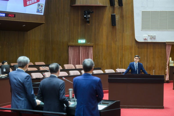 ▲▼民進黨立委鍾佳濱質詢行政院長卓榮泰等官員。（圖／立委鍾佳濱國會辦公室提供）
