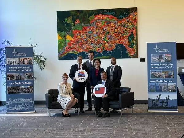 ▲左起納奈莫港Donna Hais董事長、高雄港務分公司陳祖强港務長、納奈莫港務局Ian Marr總經理、駐溫哥華台北經濟文化辦事處劉立欣處長、台灣港務公司王錦榮總經理及加拿大交通部次長Arun Thangaraj。（圖／港務公司）