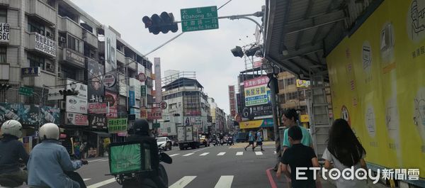 ▲台電電箱冒煙，號誌受影響大打結。（圖／民眾提供）