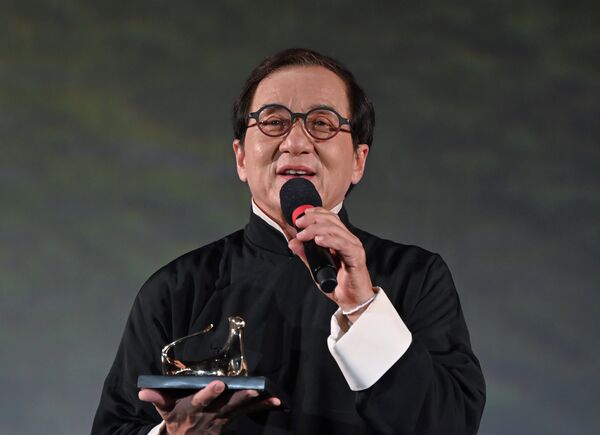 ▲成龍親赴瑞士盧卡諾影展，隆重受頒「終身成就獎」榮譽金豹獎。（圖／路透）