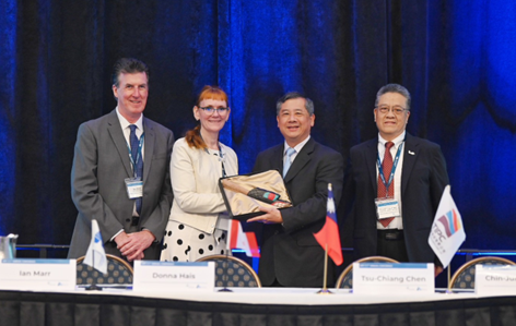 ▲納奈莫港Donna Hais董事長與台灣港務公司王錦榮總經理互贈禮物。（圖／港務公司）