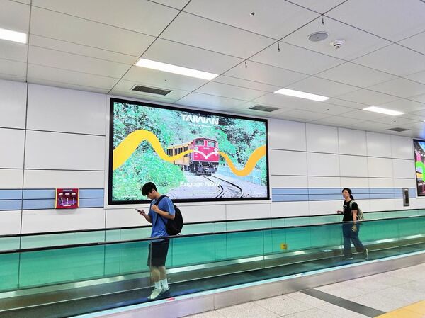 首爾地鐵站的3幅台灣廣告曝光。這張阿里山小火車，部落客直言：「對韓國人來說可能只是一台顏色可愛的通勤工具。」（翻攝自臉書 @不奇而遇 Steven & Sia）