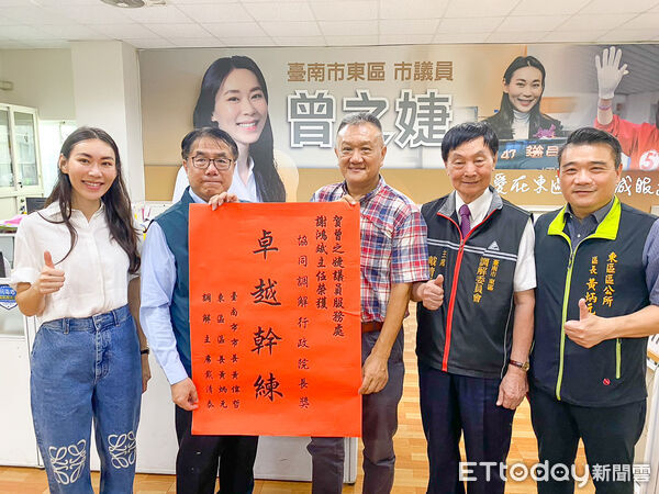 ▲市長黃偉哲12日親自前往曾之婕服務處，頒發行政院長獎紅榜給謝鴻斌。（記者林東良翻攝）