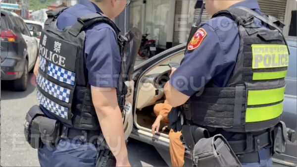 ▲記者獨家直擊婦人被攔獲的當下情況             。（圖／記者吳奕靖攝）