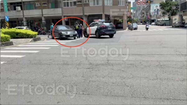 ▲記者獨家直擊婦人被攔獲的當下情況             。（圖／記者吳奕靖攝）