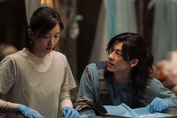 ▲許光漢(右)和袁澧林在《他年她日》中秀「眼」技拿捏曖昧悸動感。（圖／甲上娛樂）