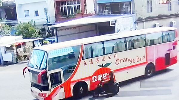 ▲一輛大客車昨天上午行經蘆竹區中正北路1165巷迴轉時，疑似未禮讓直行車導致後方直行機車閃避不及，攔腰撞上瞬間。（圖／蘆竹警方提供）