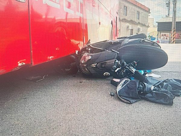 ▲一輛大客車昨天上午行經蘆竹區中正北路1165巷迴轉時，疑似未禮讓直行車導致後方直行機車攔腰撞上，機車嚴重毀損。（圖／蘆竹警方提供）