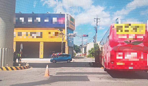 ▲一輛大客車昨天上午行經蘆竹區中正北路1165巷迴轉時，疑似未禮讓直行車導致後方直行機車攔腰撞上，圖為事故現場。（圖／蘆竹警方提供）