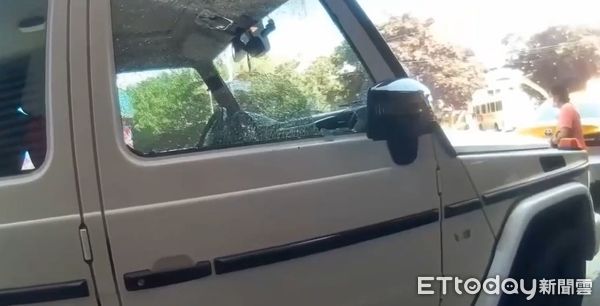 ▲▼媽媽下車時忘記帶鑰匙，將1歲而反鎖賓士大G裡。（圖／記者陳以昇翻攝)