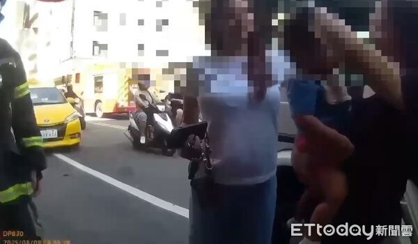 ▲▼媽媽下車時忘記帶鑰匙，將1歲而反鎖賓士大G裡。（圖／記者陳以昇翻攝)