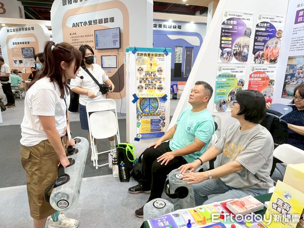 ▲高齡負重水袋訓練模組。（圖／屏科大提供）