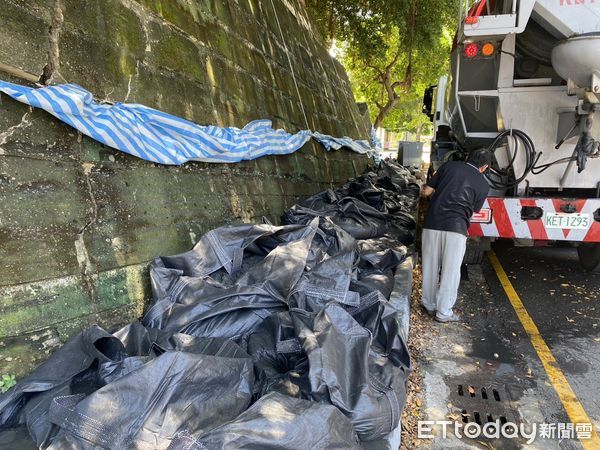 ▲台南市南門段城垣因豪雨塌陷，已緊急以太空包與高流動性回填材料加固。（圖／記者林東良翻攝，下同）