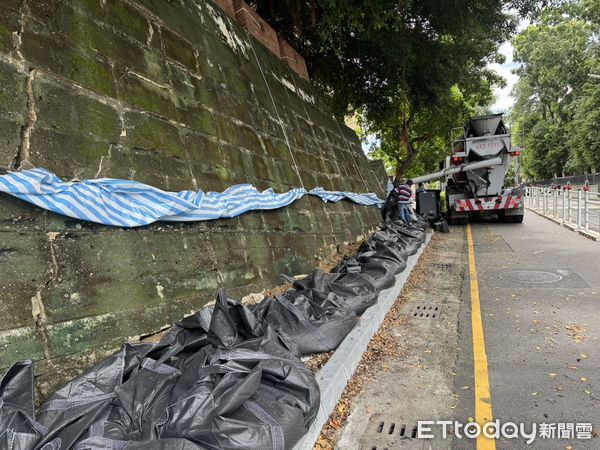 ▲台南市南門段城垣因豪雨塌陷，已緊急以太空包與高流動性回填材料加固。（圖／記者林東良翻攝，下同）