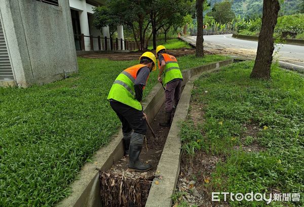 ▲▼楊柳將登陸穿台「高雄納首波警戒」　市府趕工修剪路樹防颱。（圖／記者賴文萱翻攝）
