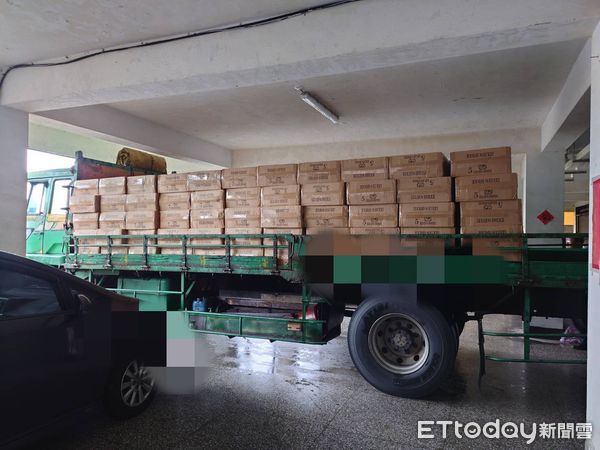 ▲載運11萬包私菸拒繳600萬罰鍰　新北男透天厝今遭查封。（圖／記者郭世賢翻攝）