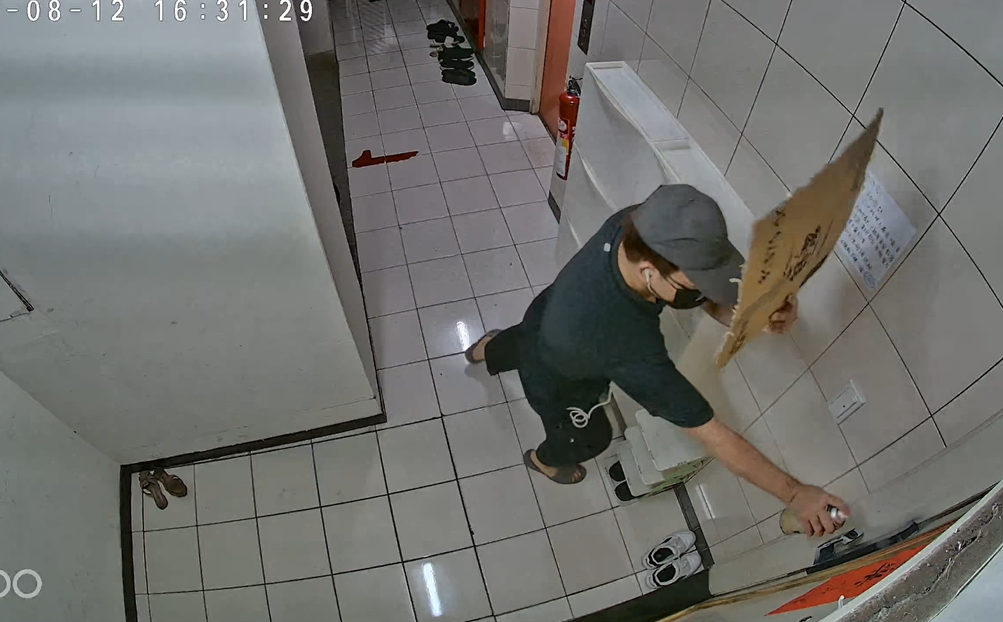 ▲▼樓下惡鄰拿噴漆噴電子鎖，民眾超傻眼。（圖／翻攝臉書／爆料公社公開版）