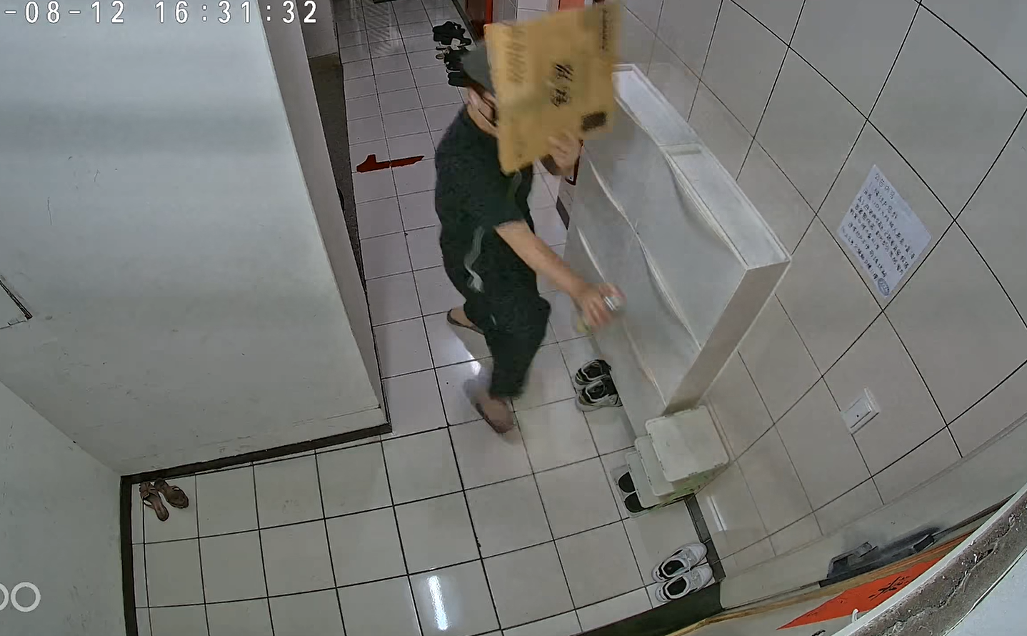 ▲▼樓下惡鄰拿噴漆噴電子鎖，民眾超傻眼。（圖／翻攝臉書／爆料公社公開版）