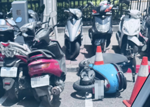 ▲▼手賤三寶「放倒鄰車」硬塞停車格　離譜畫面瘋傳！竟真的釣出苦主。（圖／爆料公社）