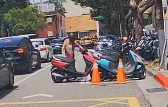 ▲▼手賤三寶「放倒鄰車」硬塞停車格　離譜畫面瘋傳！竟真的釣出苦主。（圖／爆料公社）