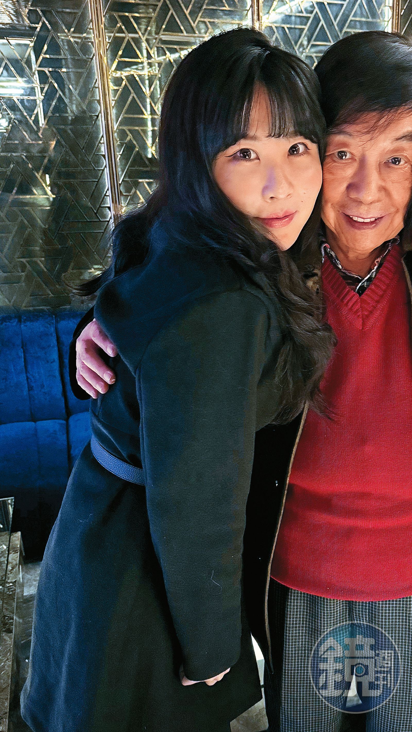 仙塔（左）的魅力，讓富商王廣德（右）相當著迷，甚至親暱地摟著她合照。（讀者提供）