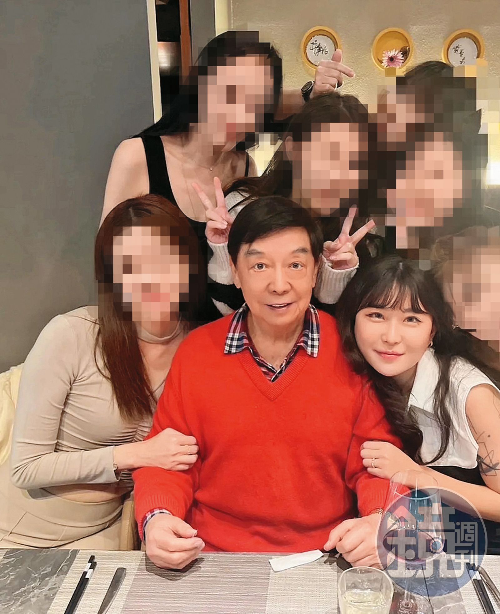 仙塔（前右）積極打入上流社會，卻因此惹來其他名媛不滿，甚至批她太過高傲。（讀者提供）