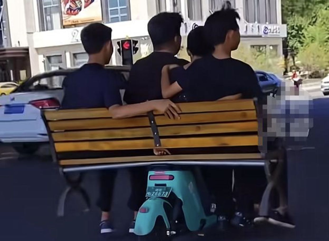 ▲內蒙古4名未成年少年撿長椅放共享單車上騎乘。（圖／翻攝呼和浩特公安）