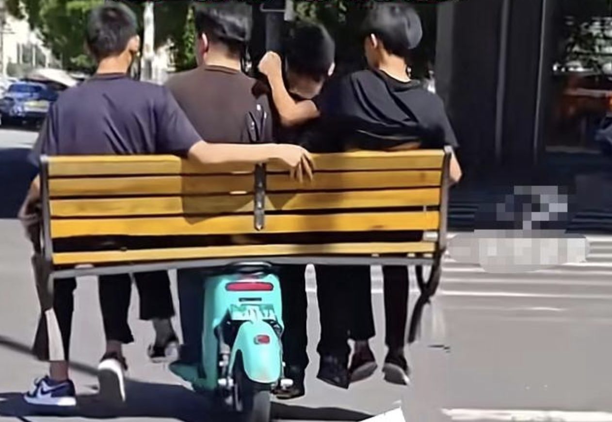 ▲內蒙古4名未成年少年撿長椅放共享單車上騎乘。（圖／翻攝呼和浩特公安）