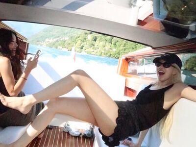 Rosé登船大露美腿　律師姊姊美顏搶鏡